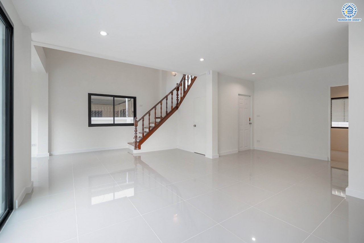 บ้านมือสองตกแต่งใหม่ โครงการ กฤษดานคร16-17 บรมราชชนนี-พุทธมณฑลสาย3 เนื้อที่ 60 ตร.ว. ฟังก์ชัน 3 ห้องนอน 3 ห้องน้ำ 1 ห้องอเนกประสงค์ จอดรถได้ 1 คัน บนทำเลศักยภาพ เชื่อมต่อเมืองอย่างรวดเร็ว ใกล้ทางคู่ขนานลอยฟ้าบรมราชชนนี ม.มหิดล และเซ็นทรัลศาลายา